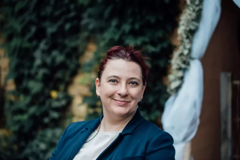 Porträt der Traurednerin Anna Weber vor einer Efeuwand