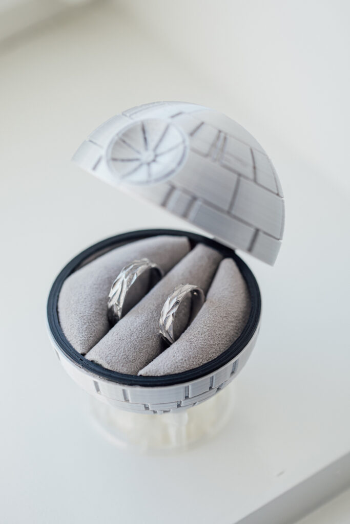 Star-Wars-Hochzeit: Eheringe in einer Death-Star-Ringbox