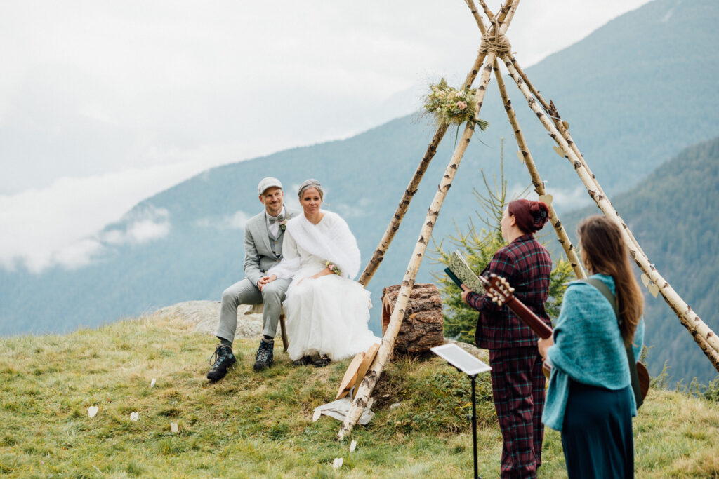 Freie Trauung in den Bergen: Zeremonie am Tipi-Bogen mit Blick ins Tal