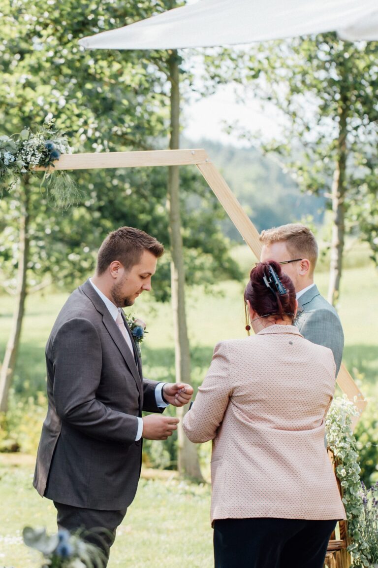 Freie Trauung im Garten - Felix und Yannick am Steinbachhof