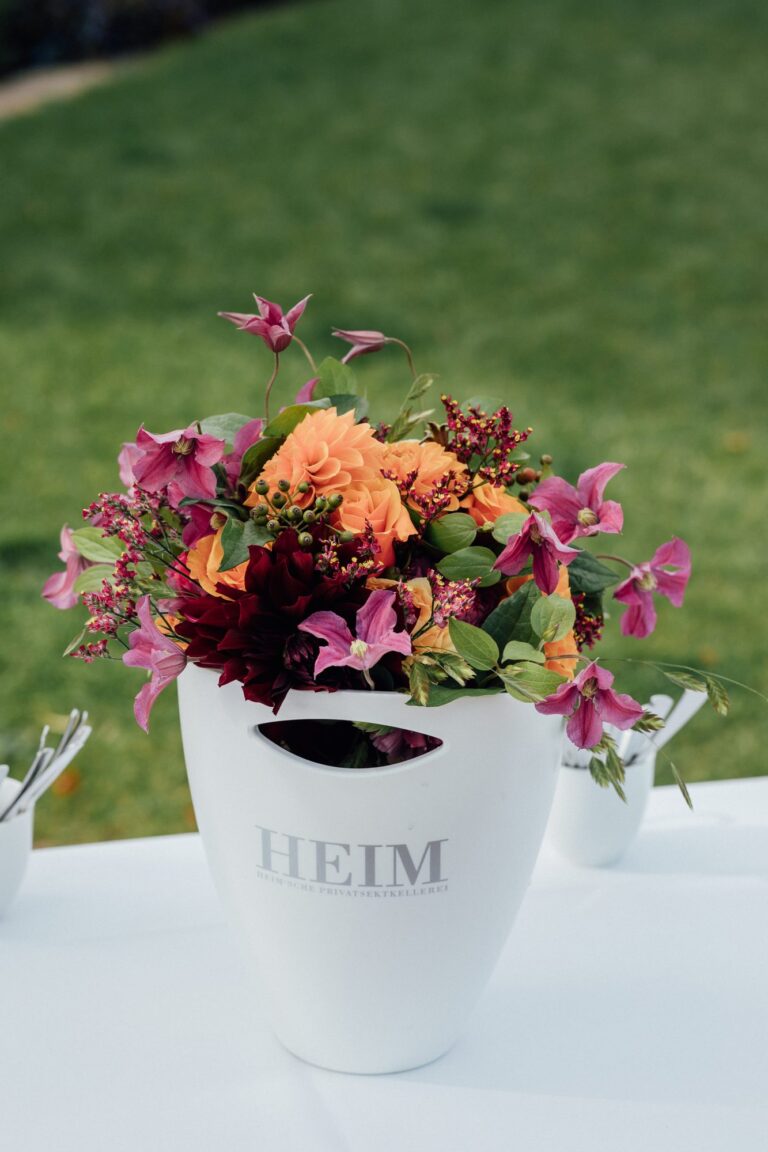 Blumen in einem Sektkühler als Tischdeko