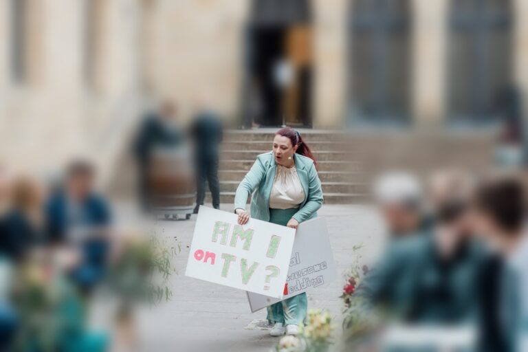 Anna Weber haelt ein Fanschild mit der Aufschrift Am I on TV