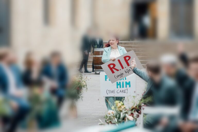 Anna Weber haelt ein selbstgemaltes Fanschild mit der Aufschrift R.I.P. single life